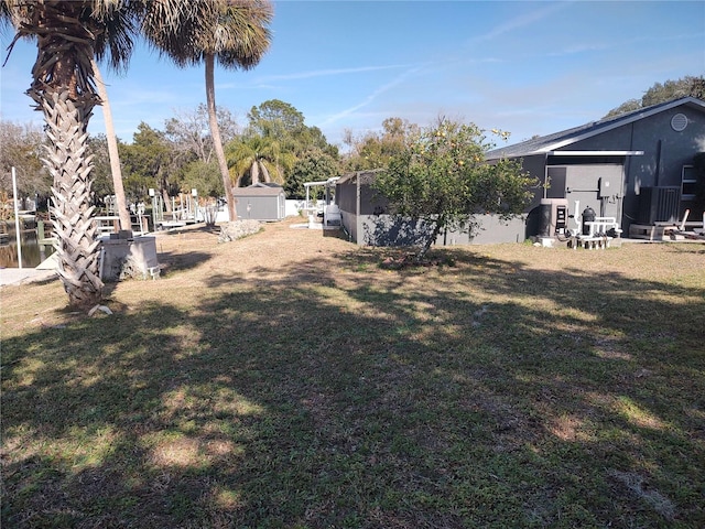 view of yard featuring a shed