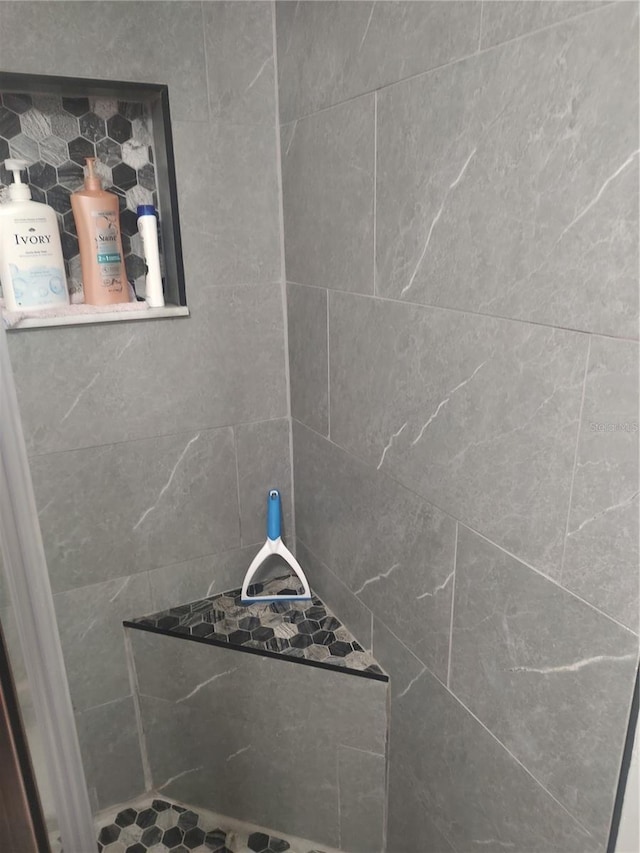 bathroom featuring tiled shower