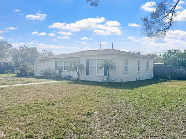 ranch-style house featuring a front lawn