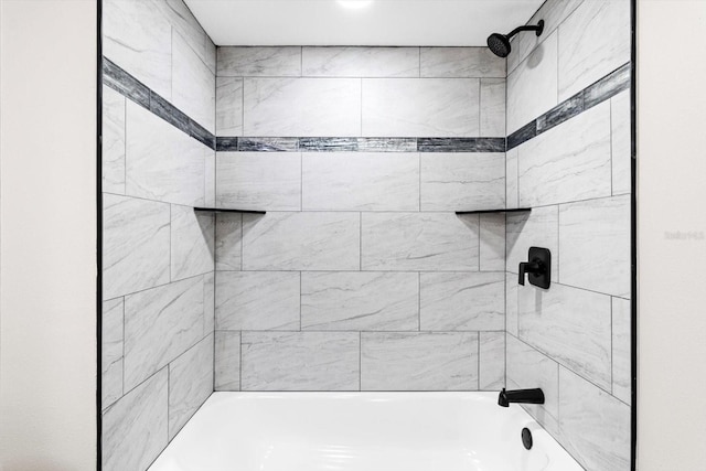 bathroom featuring tiled shower / bath