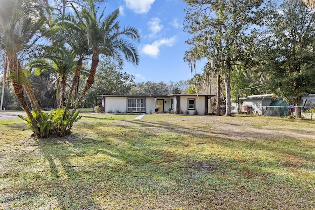 view of front of home featuring a front yard