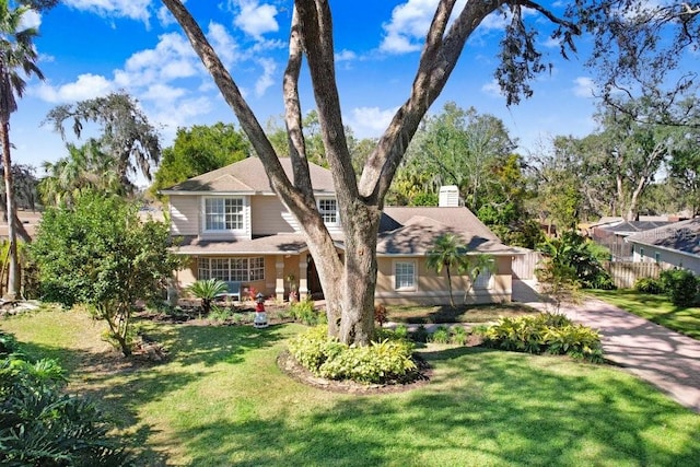 view of front facade featuring a front lawn