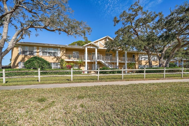 view of front of property featuring a front yard and covered porch