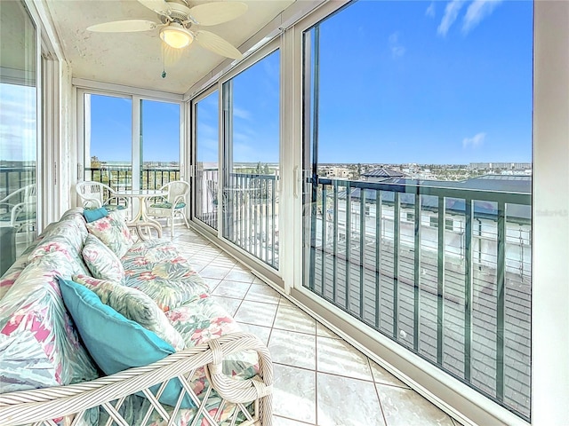 sunroom with ceiling fan