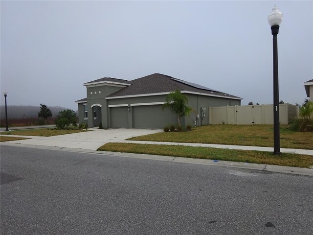 view of front facade featuring a garage and a front yard