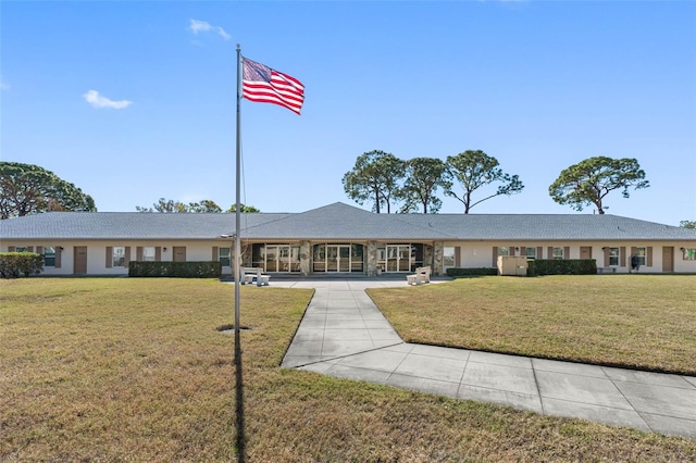 view of front facade featuring a front lawn