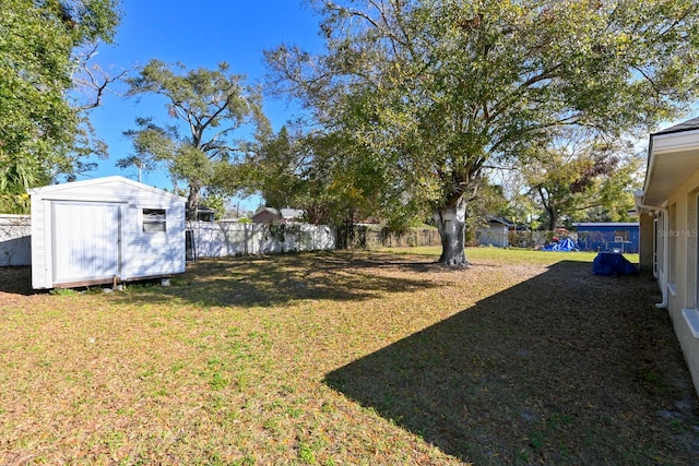 view of yard featuring a storage shed