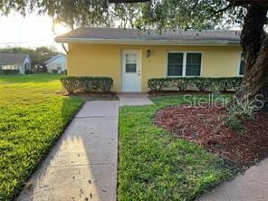 view of front of house featuring a front yard