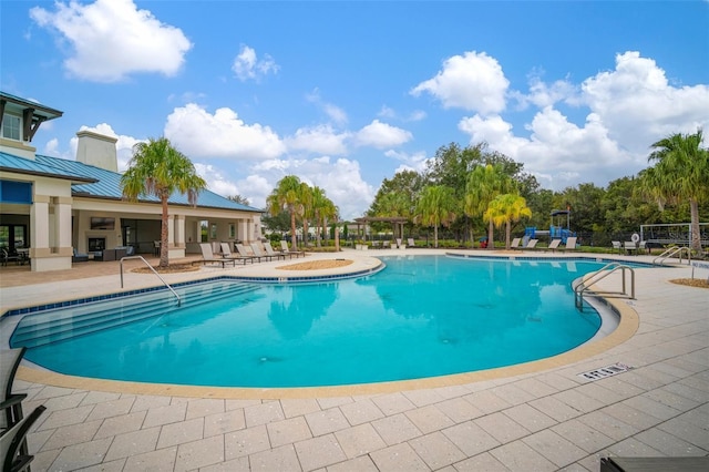 view of swimming pool with a jacuzzi and a patio area