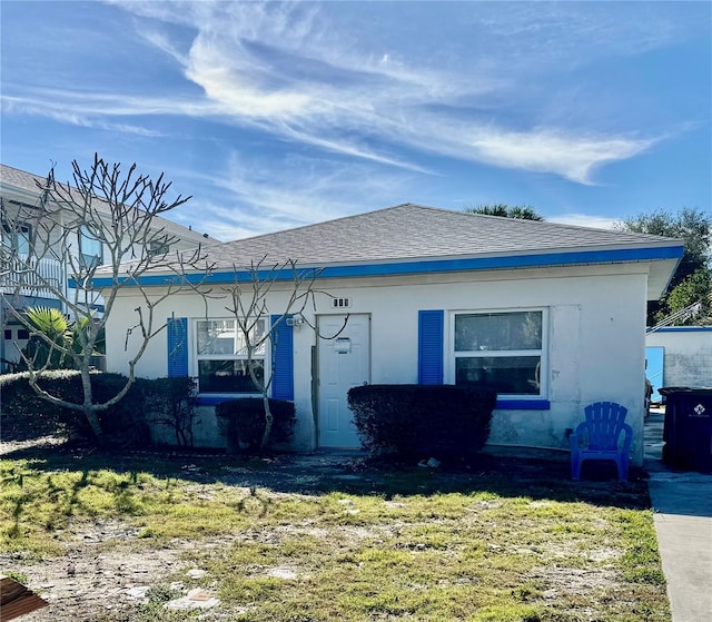 view of front of property with a front yard