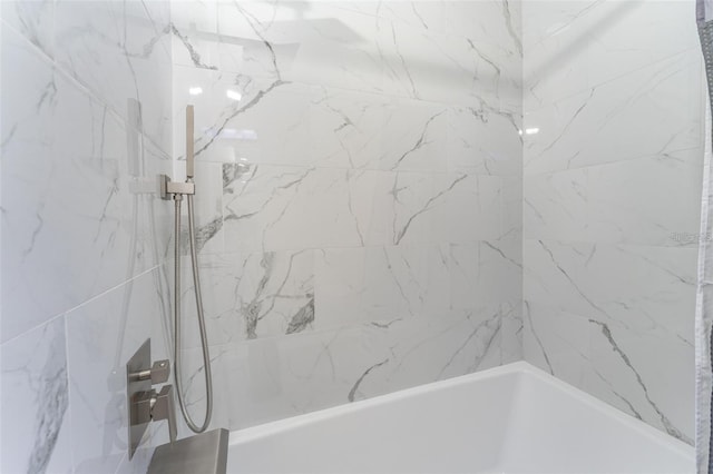 bathroom with tiled shower / bath