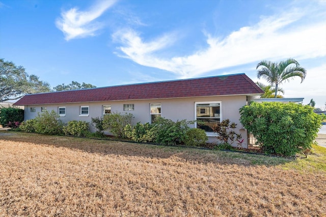 exterior space featuring a yard