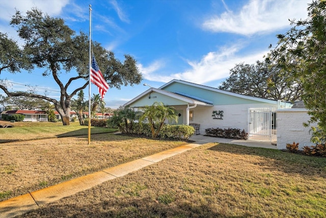 view of front of property featuring a front yard