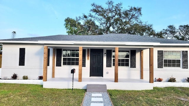 view of front of house featuring covered porch and a front yard