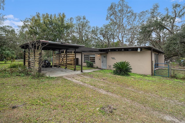 view of front of house featuring a front lawn and a carport