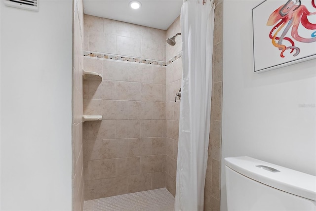 bathroom with toilet, curtained shower, and a wall unit AC