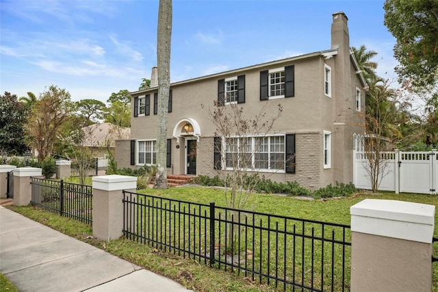 view of front of property featuring a front yard