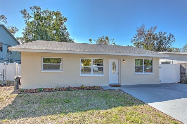 ranch-style house featuring a front yard