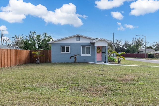 view of front facade featuring a front yard