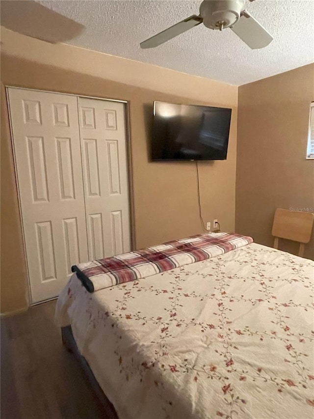 bedroom with a textured ceiling, a closet, and ceiling fan