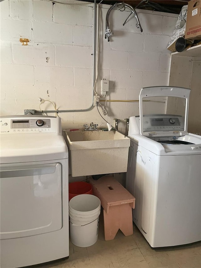 laundry room with washer and clothes dryer and sink