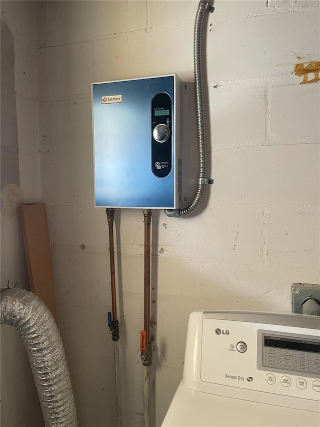 utility room with washer / clothes dryer