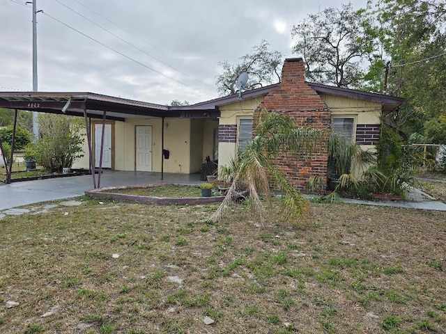 view of front facade featuring a carport