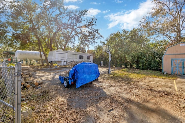 view of yard featuring a storage unit