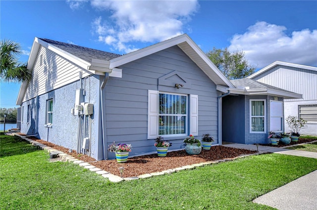 view of side of property featuring a lawn