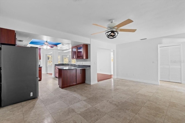 kitchen featuring sink, stainless steel fridge, and ceiling fan