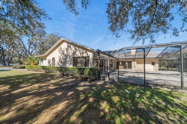 view of front of property featuring a lanai and a front lawn