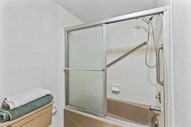 bathroom with enclosed tub / shower combo