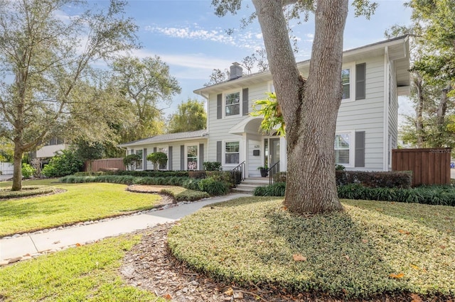 view of front of property featuring a front yard