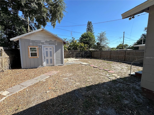 view of yard with an outbuilding