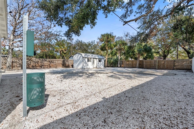 view of yard featuring a shed