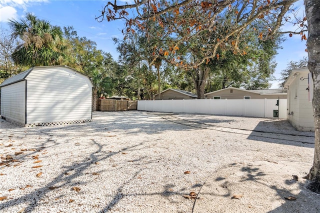 view of yard featuring a storage shed