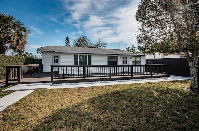 view of front of house featuring a wooden deck and a front yard