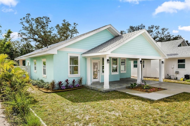 view of front of property featuring a carport and a front yard