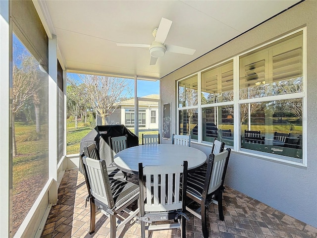 sunroom with ceiling fan