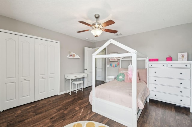 bedroom featuring ceiling fan, dark hardwood / wood-style flooring, and a closet