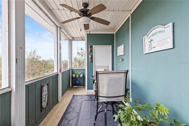 sunroom / solarium with a ceiling fan