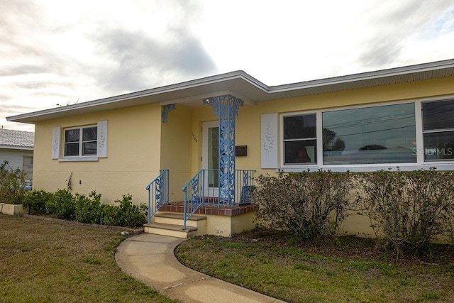 view of front of property with a front lawn