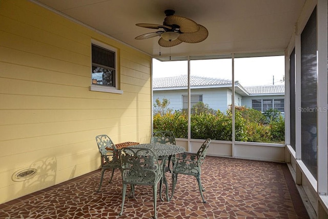 sunroom with ceiling fan