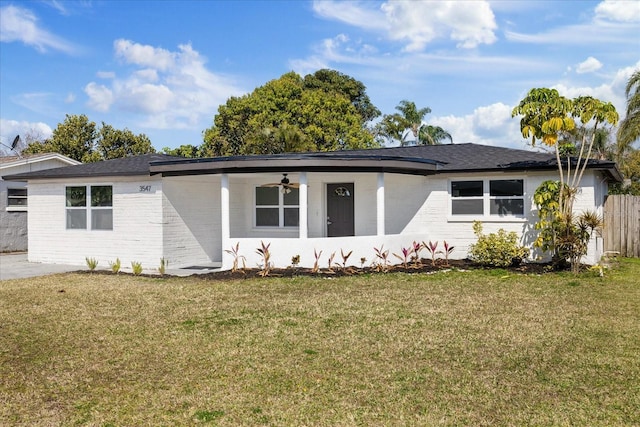 single story home with a front yard