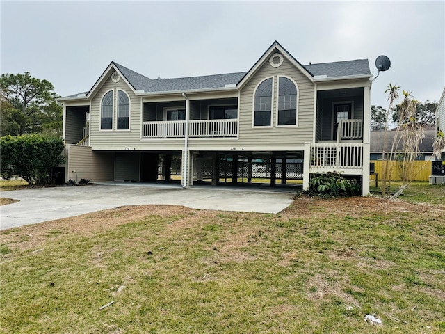 view of front of house featuring a carport and a front yard