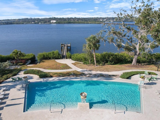 view of swimming pool featuring a water view