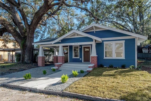 view of front facade with covered porch and a front yard