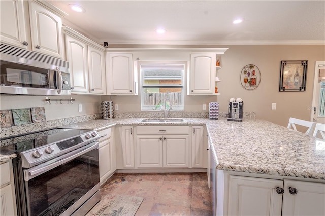 kitchen with stainless steel appliances, sink, a breakfast bar, and kitchen peninsula