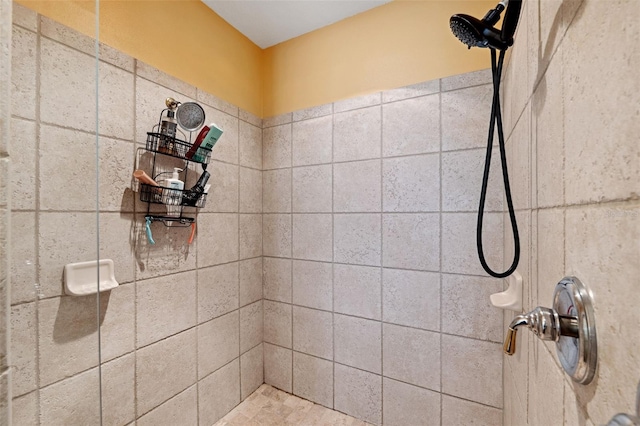 bathroom featuring tiled shower