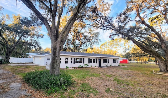 single story home featuring a front yard